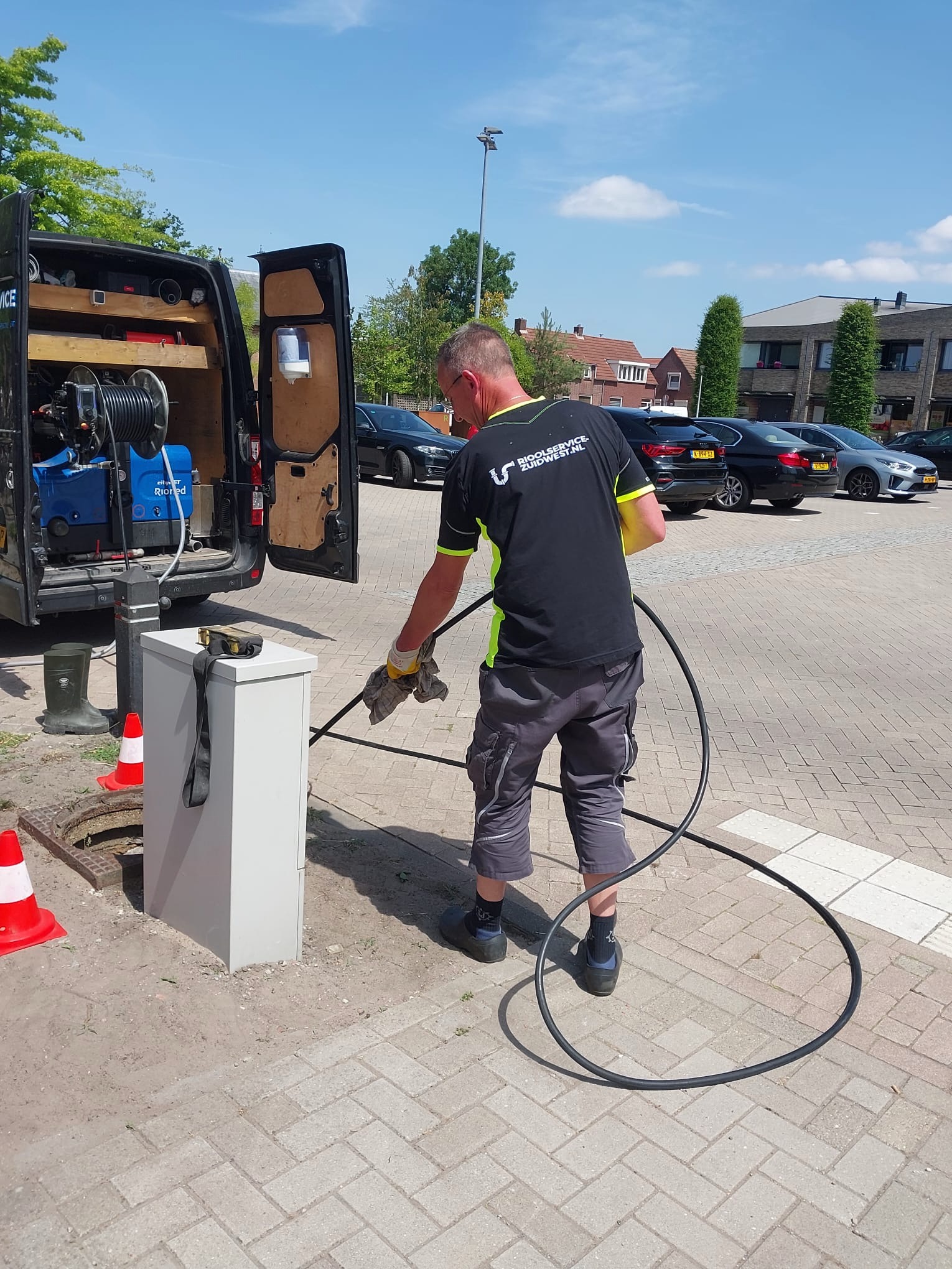 volledig verstopte pastorie in Zegge. Rioolservie-zuidwest is de put aan het uitspuiten